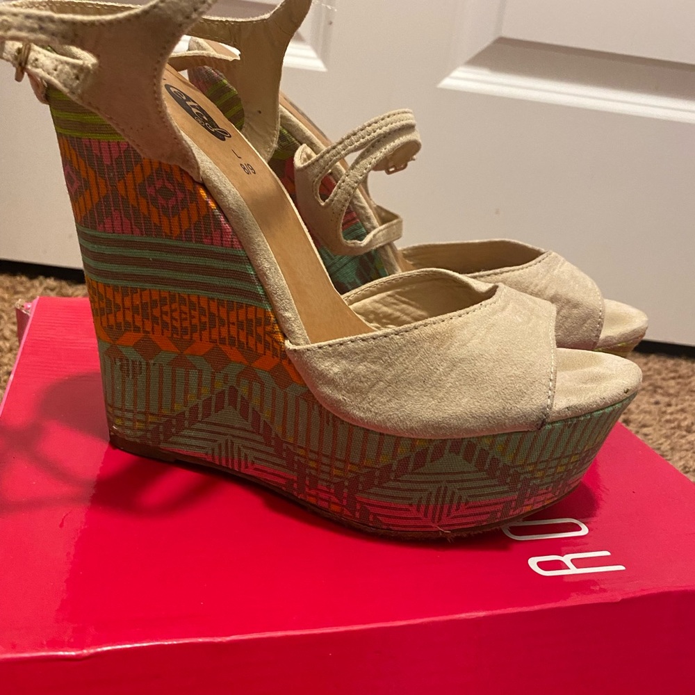 Neutral Aztec design wedge
